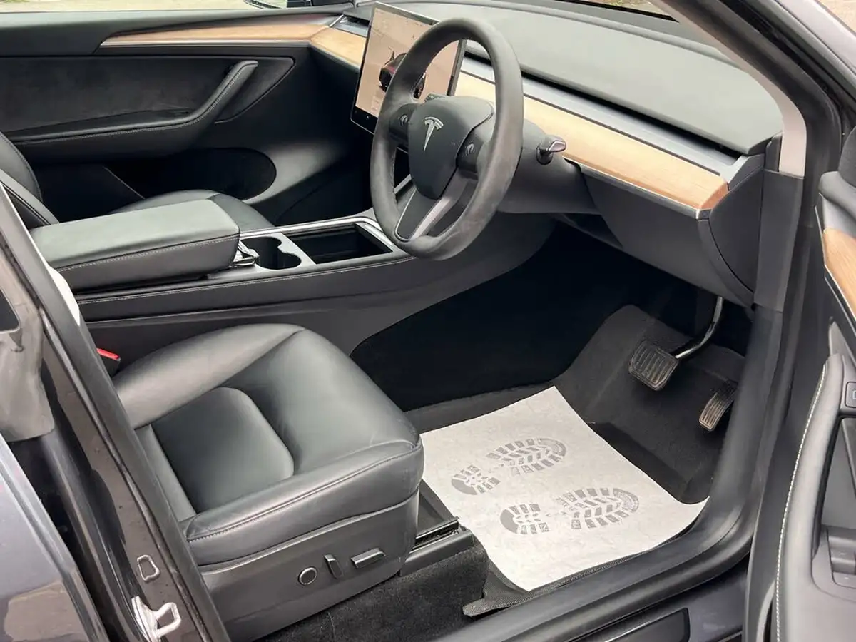 2022-tesla-model-y-e-long-range-big-15