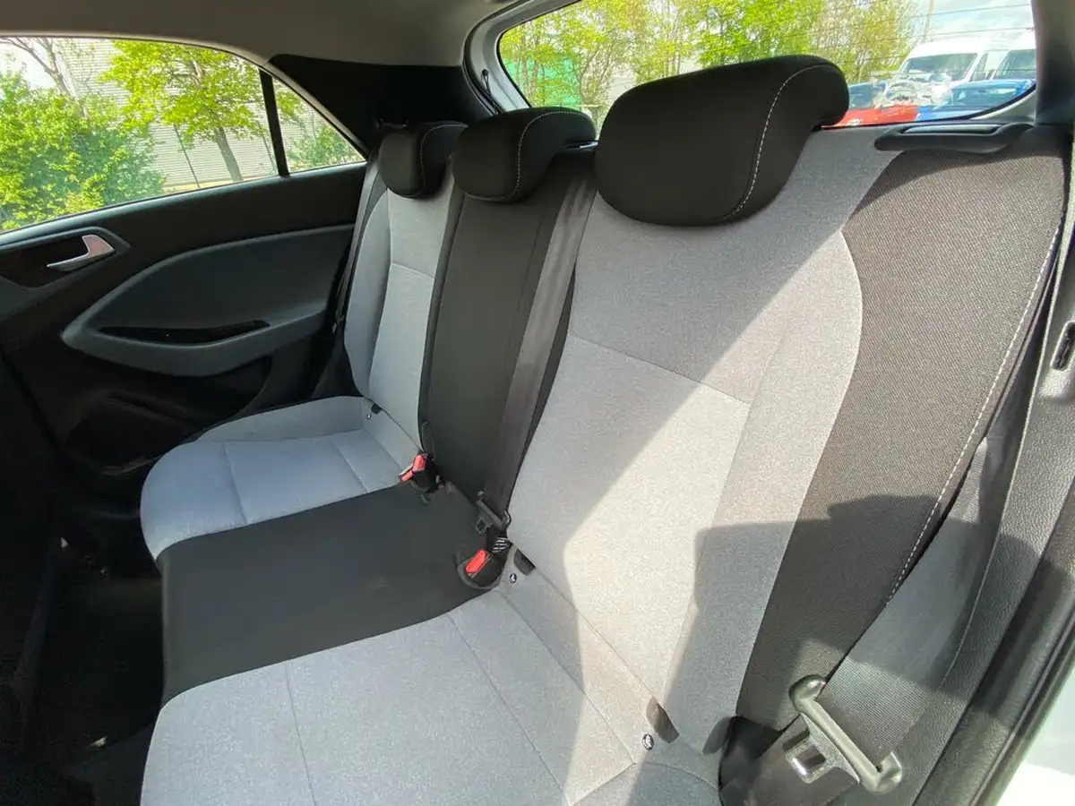 2015-hyundai-i20-12-se-hatchback-5d-big-50