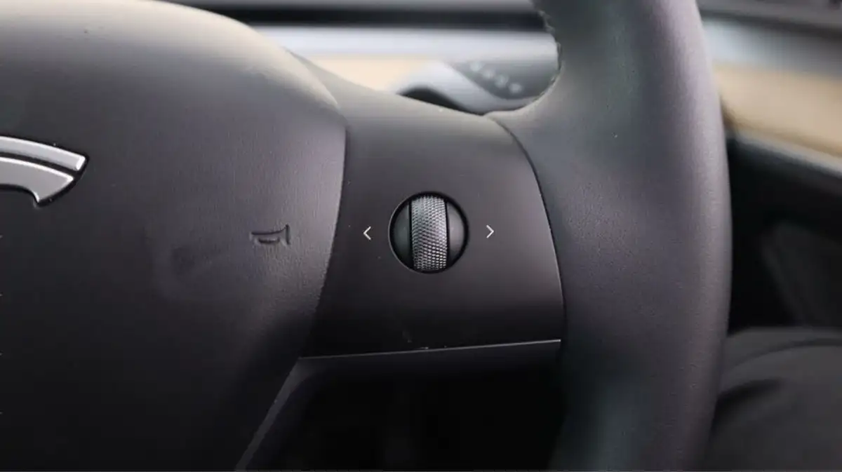 2022-tesla-model-y-e-long-range-big-23
