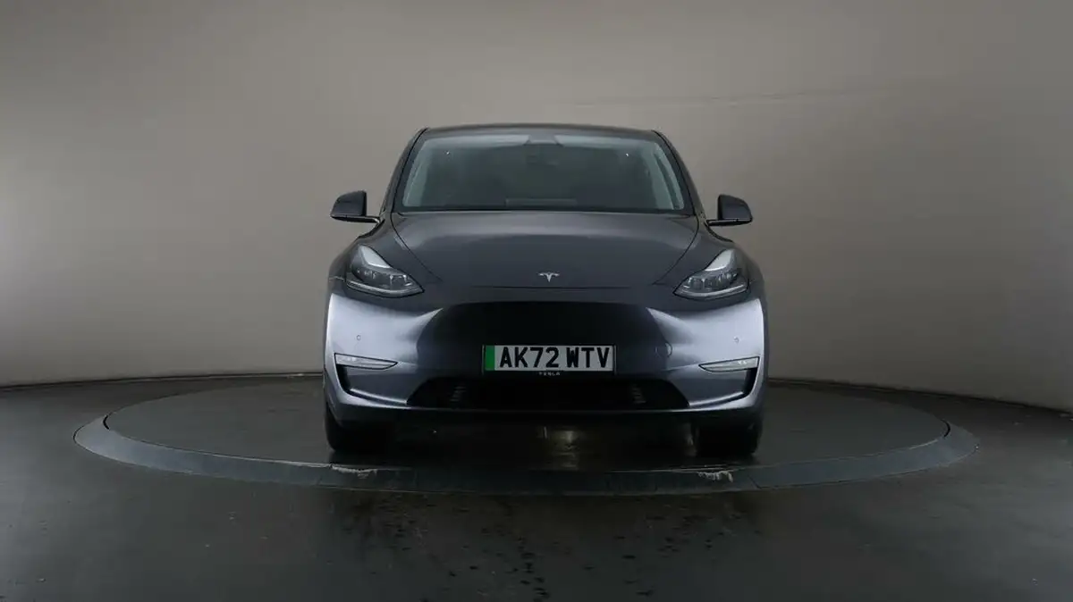 2022-tesla-model-y-e-long-range-big-47