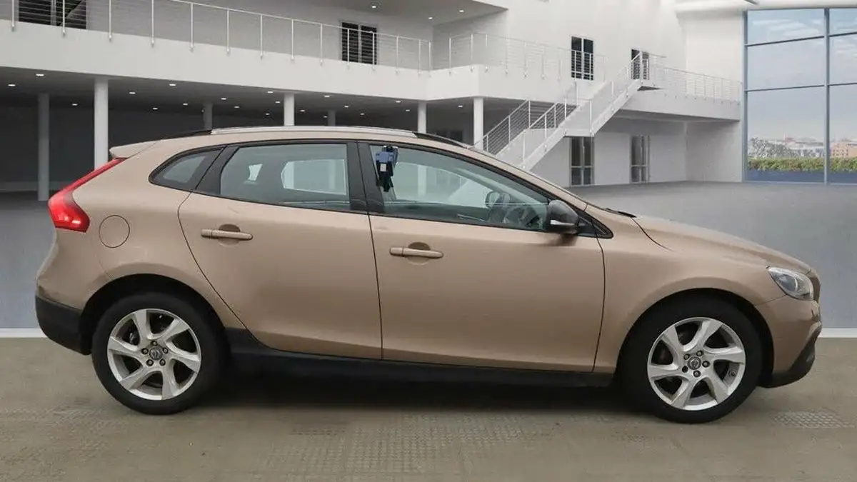2014-volvo-v40-16td-d2-cross-country-lux-big-10