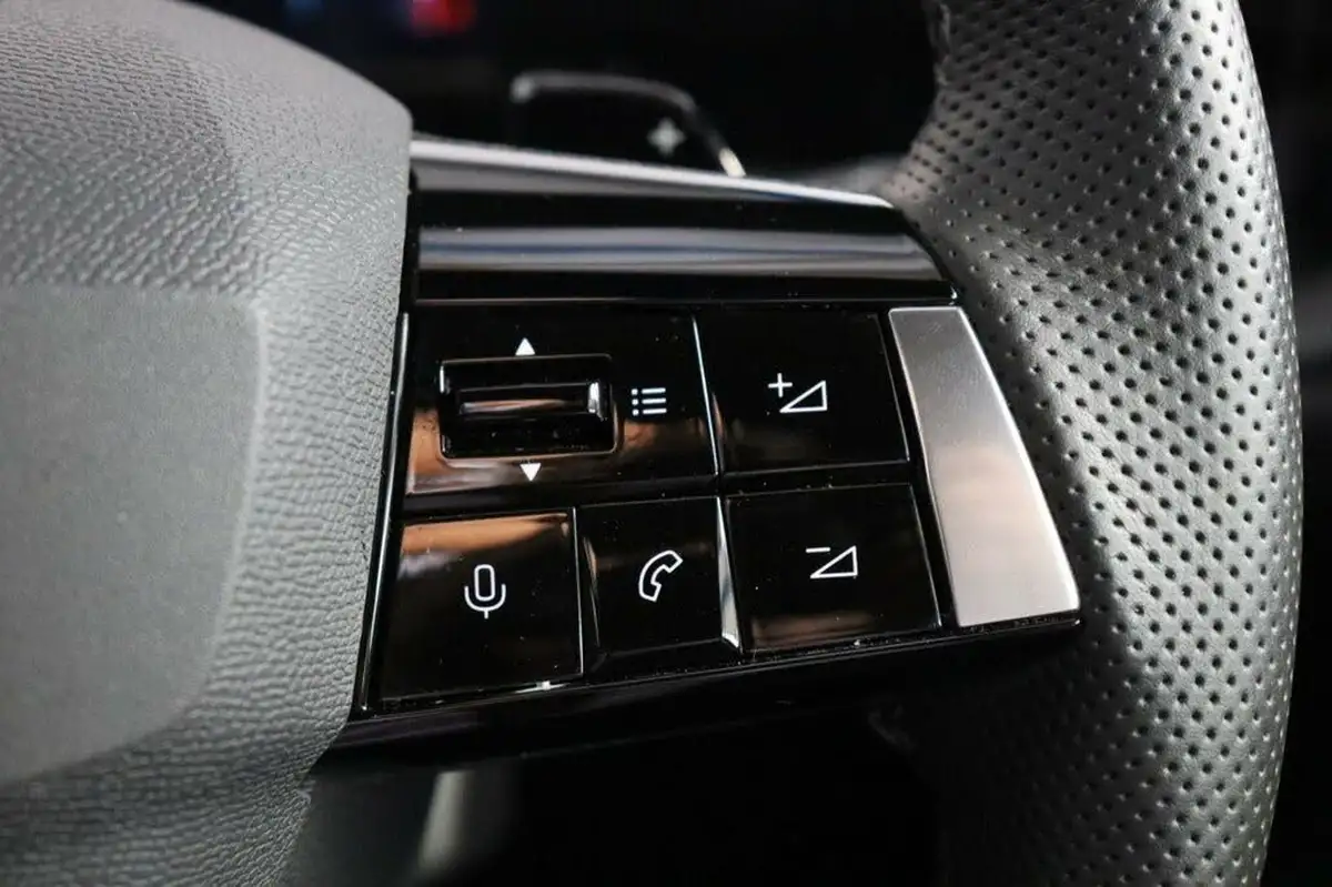 2022-vauxhall-astra-12-turbo-ultimate-auto-big-24