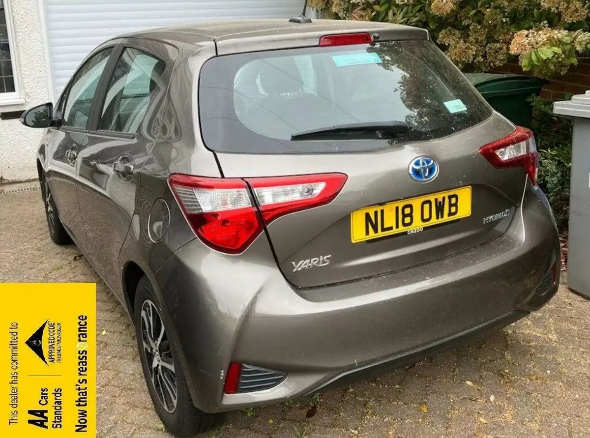 2018-toyota-yaris-15-vvt-i-icon-tech-98bhp-hybrid-1497cc-e-cvt-big-2