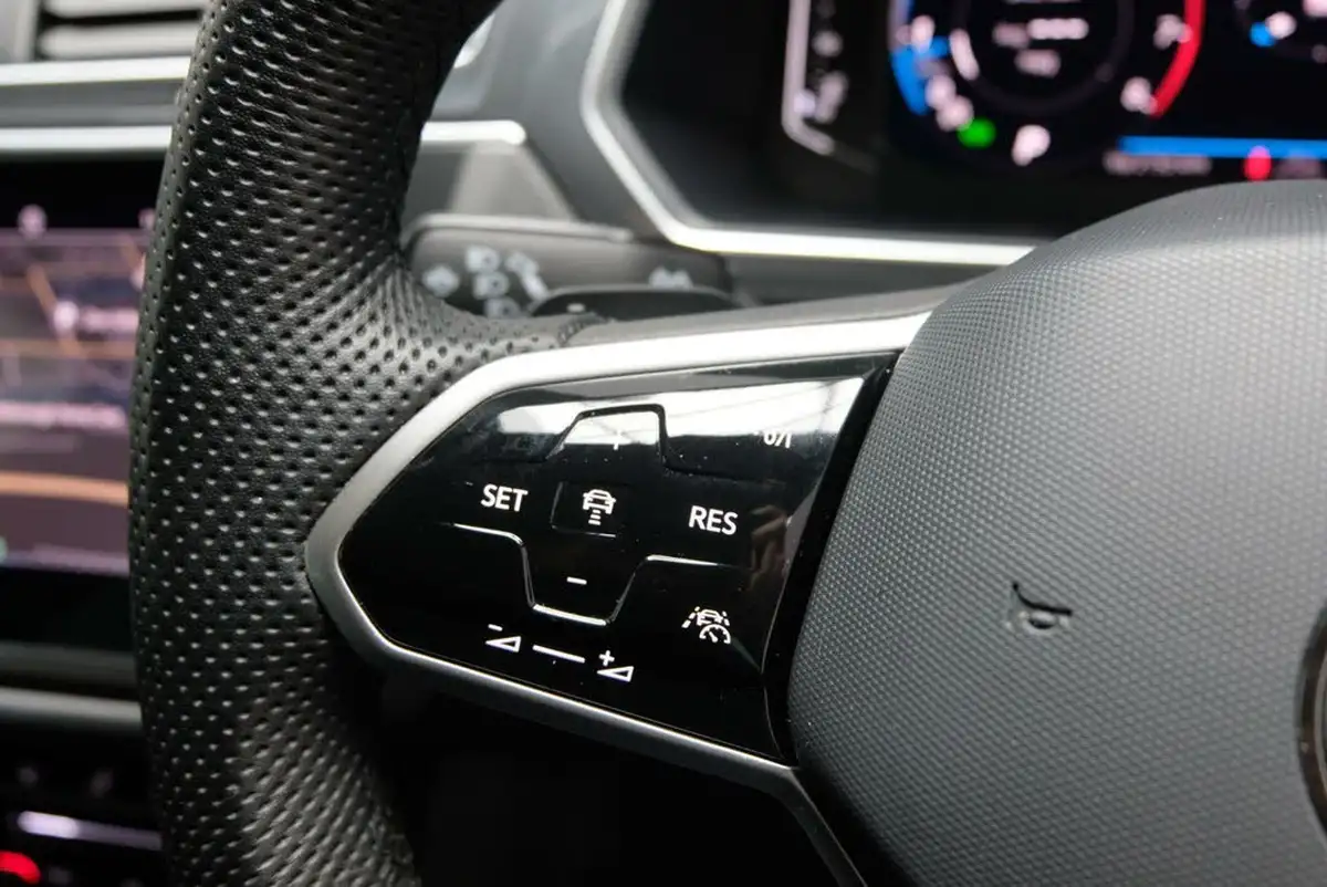 2024-volkswagen-tiguan-15-tsi-r-line-edition-big-15