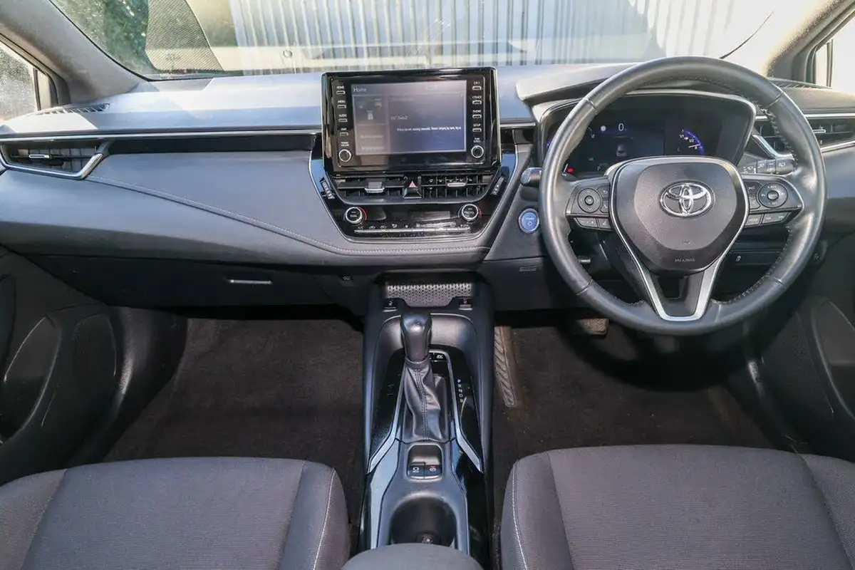 2022-toyota-corolla-18-vvt-i-icon-120bhp-trk-hatchback-5d-big-4