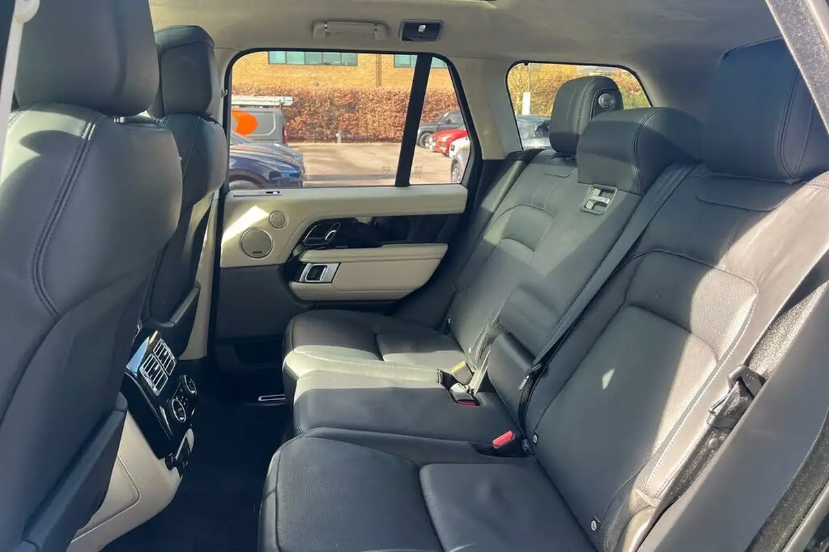 2021-land-rover-range-rover-30-d300-westminster-black-big-45