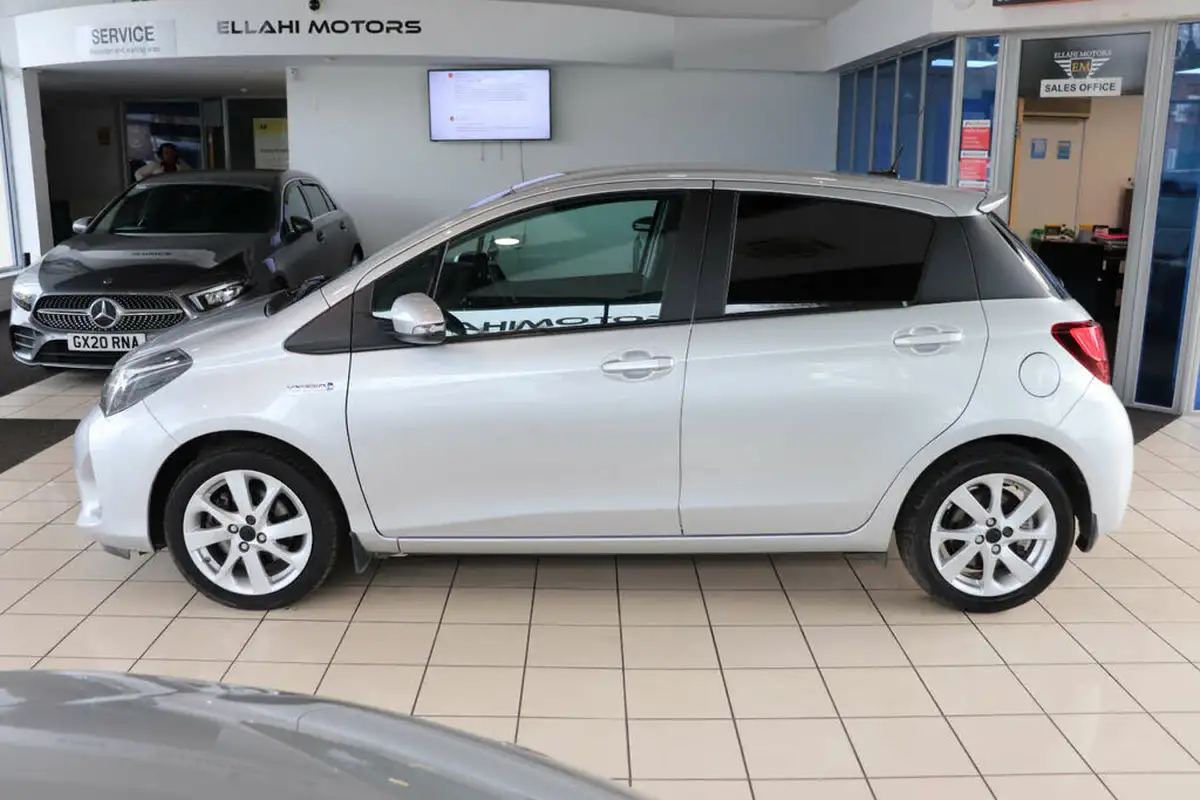 2015-toyota-yaris-15-vvt-i-sport-hybrid-big-4
