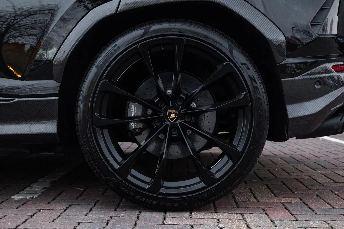 2021-lamborghini-urus-40-no-trim-big-30