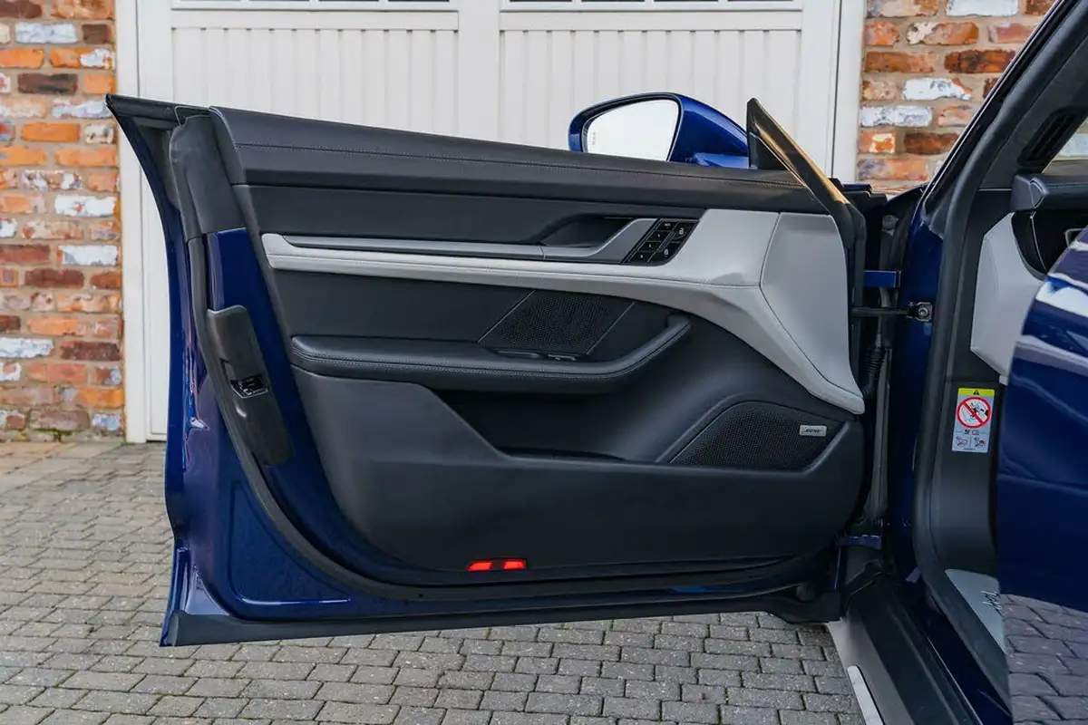 2020-porsche-taycan-e-turbo-big-38
