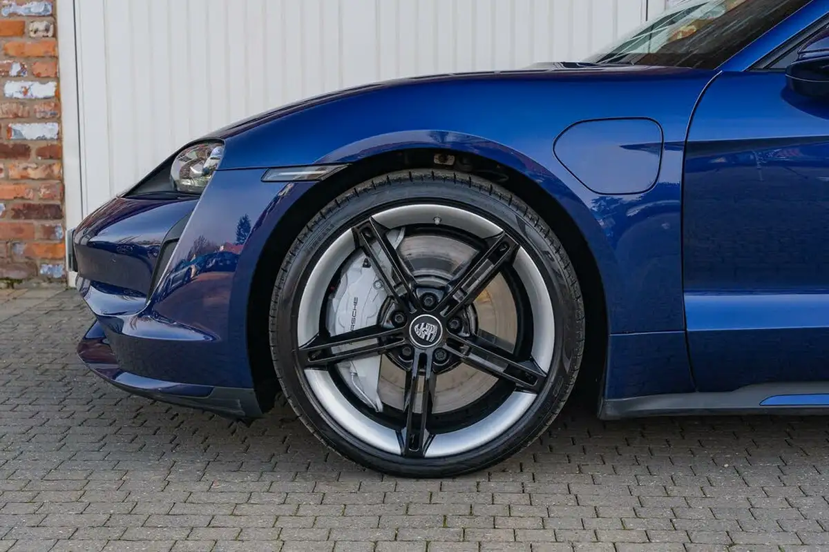 2020-porsche-taycan-e-turbo-big-14