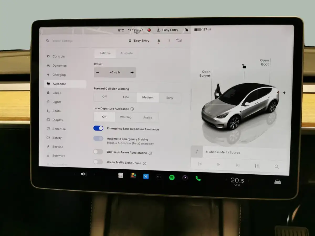 2022-tesla-model-y-e-long-range-big-27