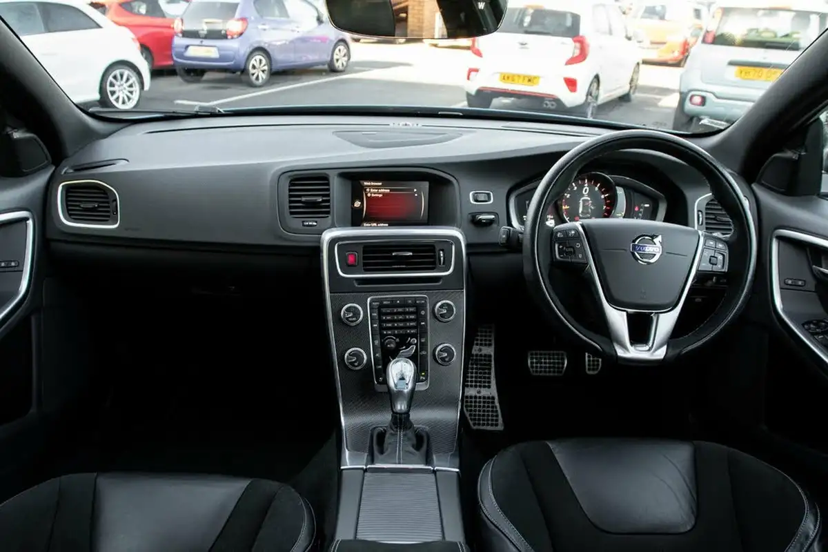 2017-volvo-v60-20-t6-polestar-big-3