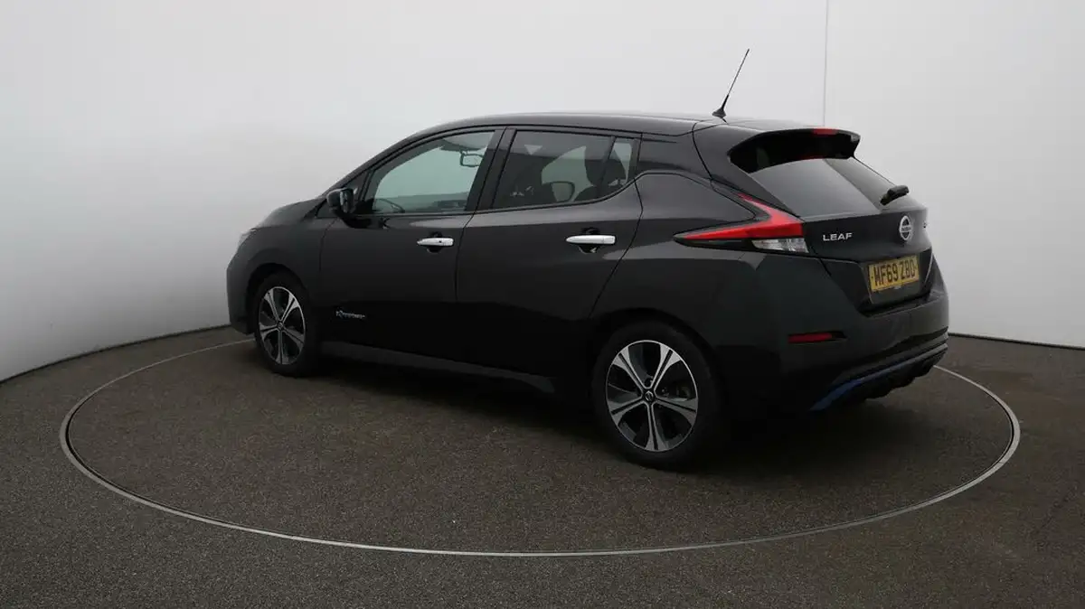2020-nissan-leaf-e-tekna-big-54