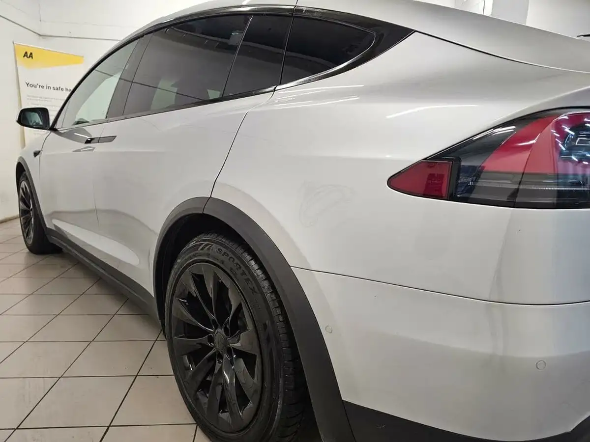 2017-tesla-model-x-e-75d-big-8
