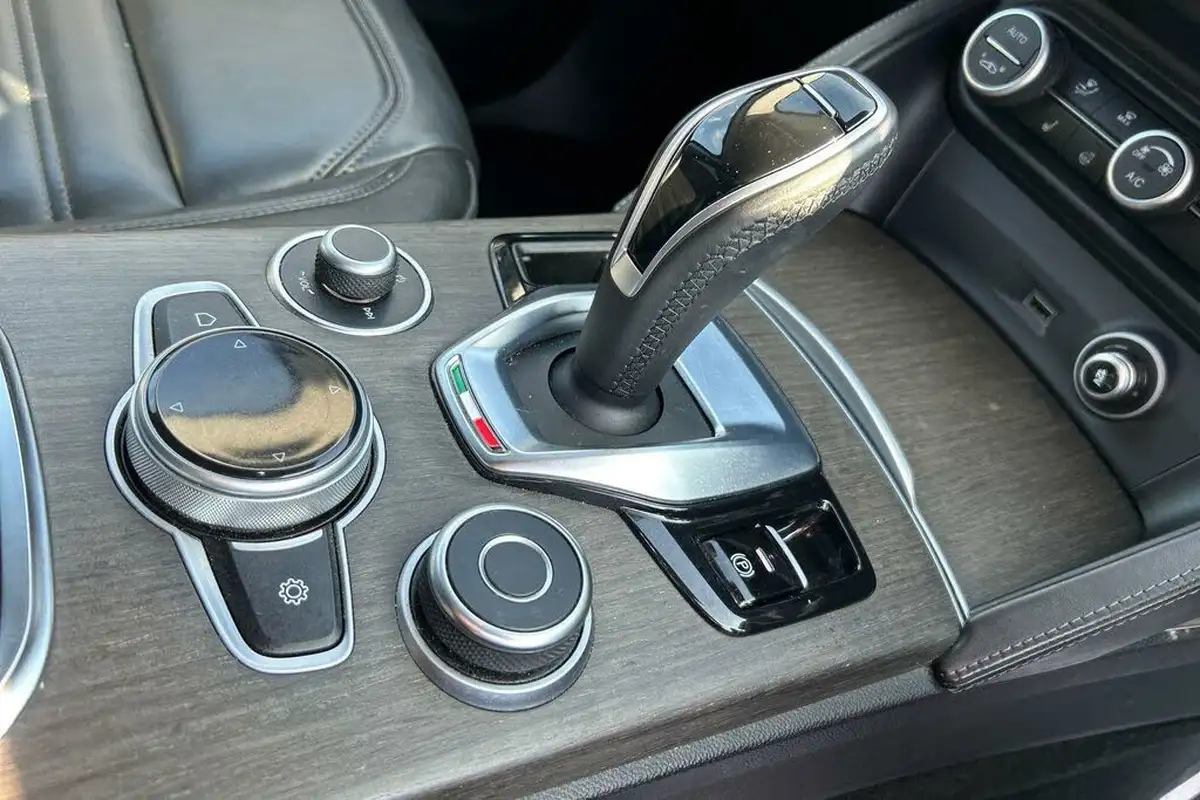 2021-alfa-romeo-stelvio-20-lusso-ti-big-29