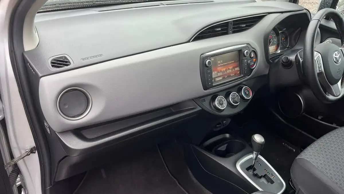 2016-toyota-yaris-133-icon-vvt-i-5d-cvt-big-29