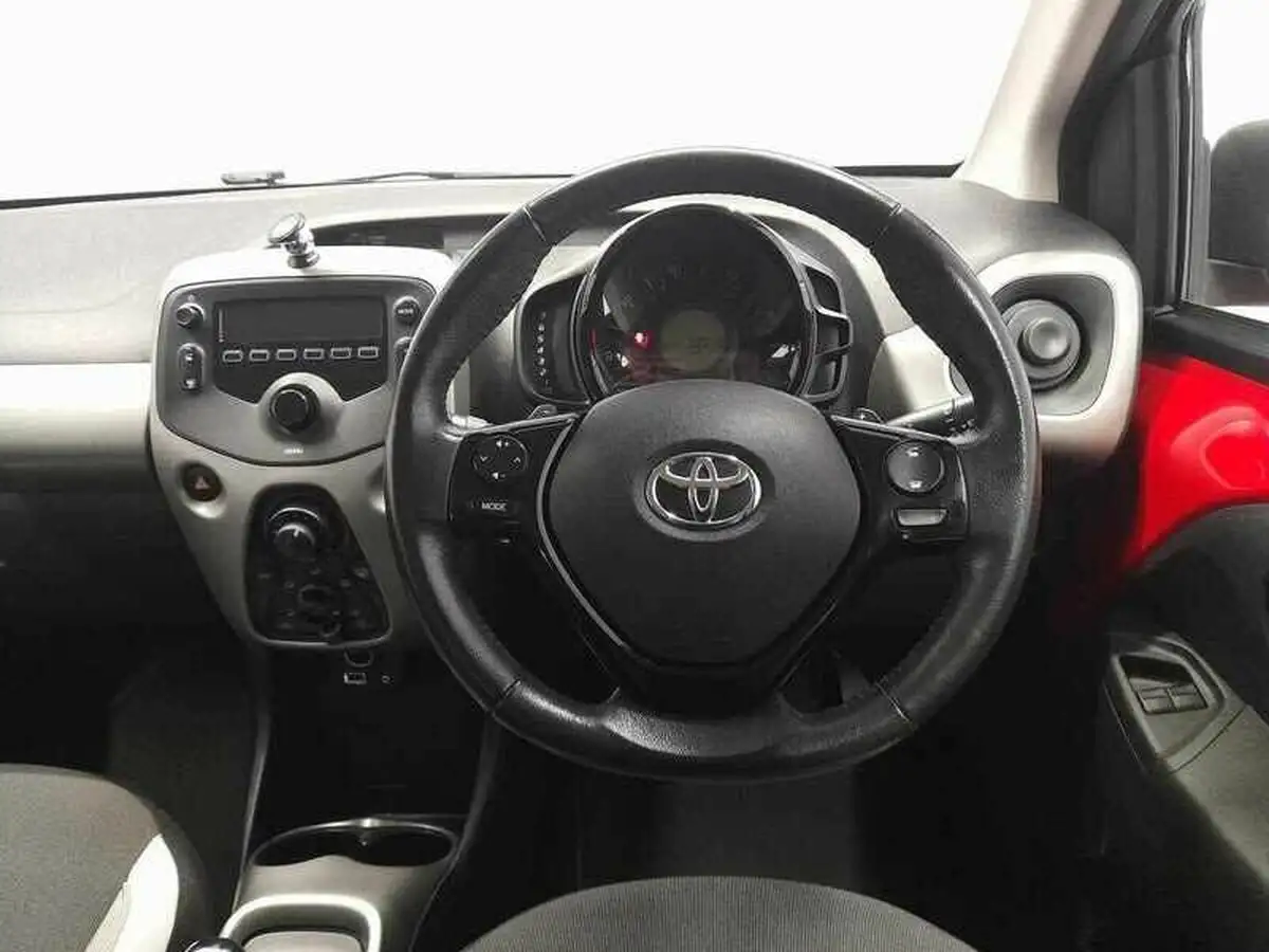 2017-toyota-aygo-10-vvt-i-x-play-71bhp-5d-x-shift-big-7