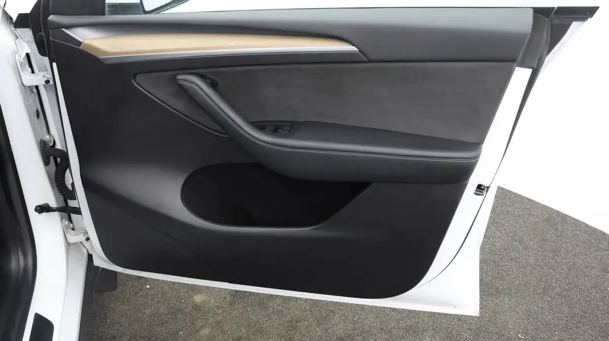 2022-tesla-model-y-e-long-range-big-14