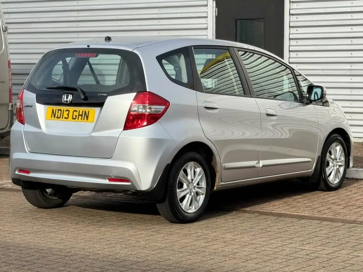 2013-honda-jazz-14-es-cvt-big-18