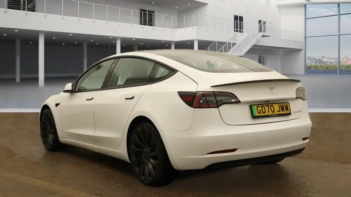 2021-tesla-model-3-e-performance-4x4-big-1