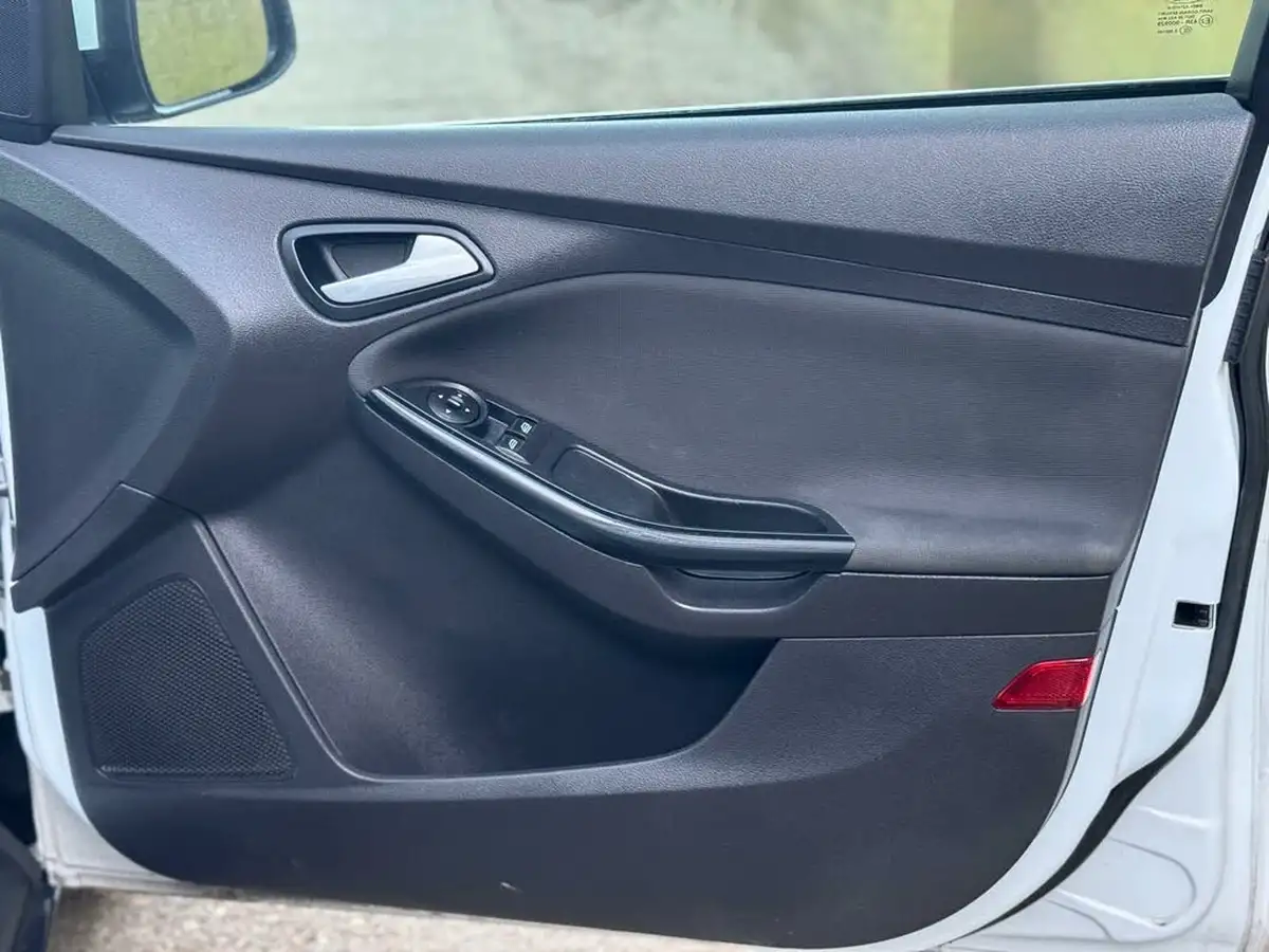 2014-ford-focus-10-zetec-scti-100ps-hatchback-big-39