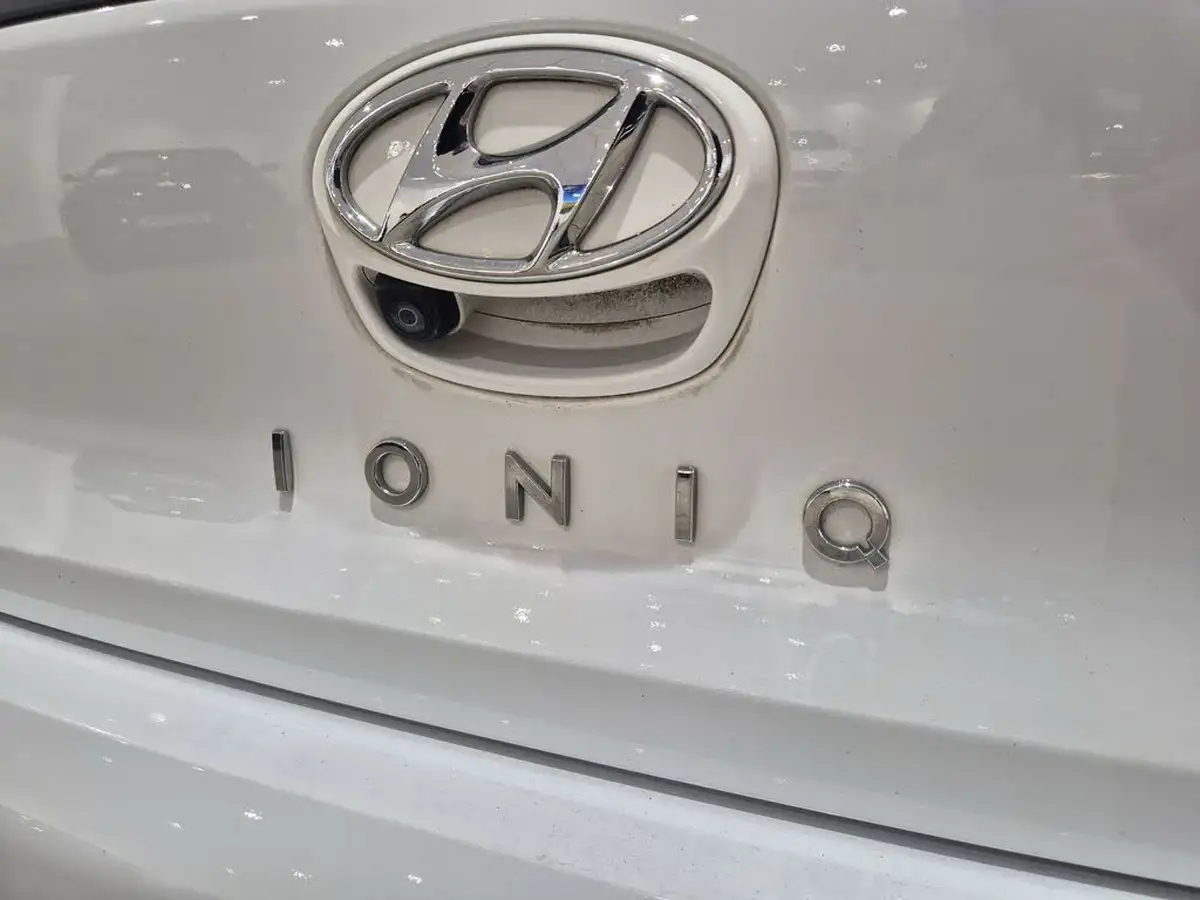 2021-hyundai-ioniq-e-premium-se-electric-100kw-big-23