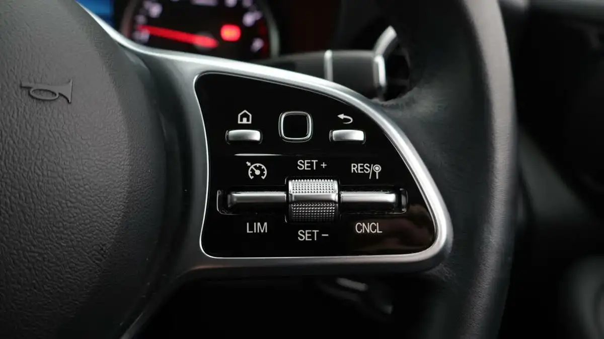 2020-mercedes-benz-glc-class-20-glc300-sport-big-26