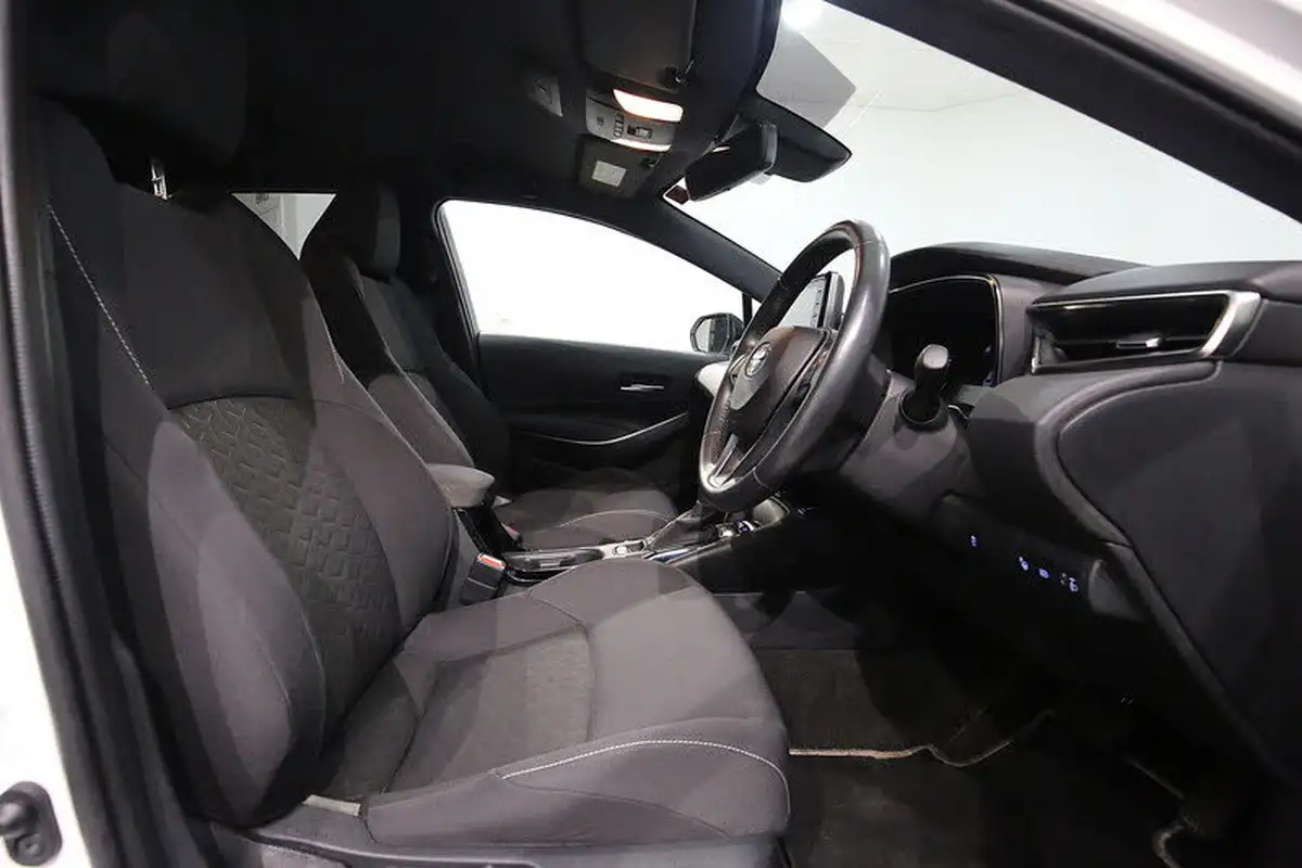 2019-toyota-corolla-18-vvt-i-design-trk-touring-sports-5d-big-22