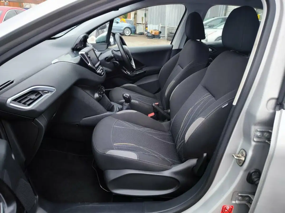 2014-peugeot-208-12-active-vti-5d-big-15