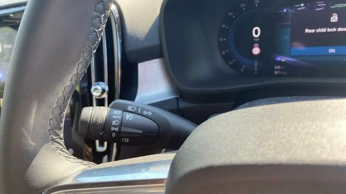2024-volvo-xc40-20-b3-core-big-22