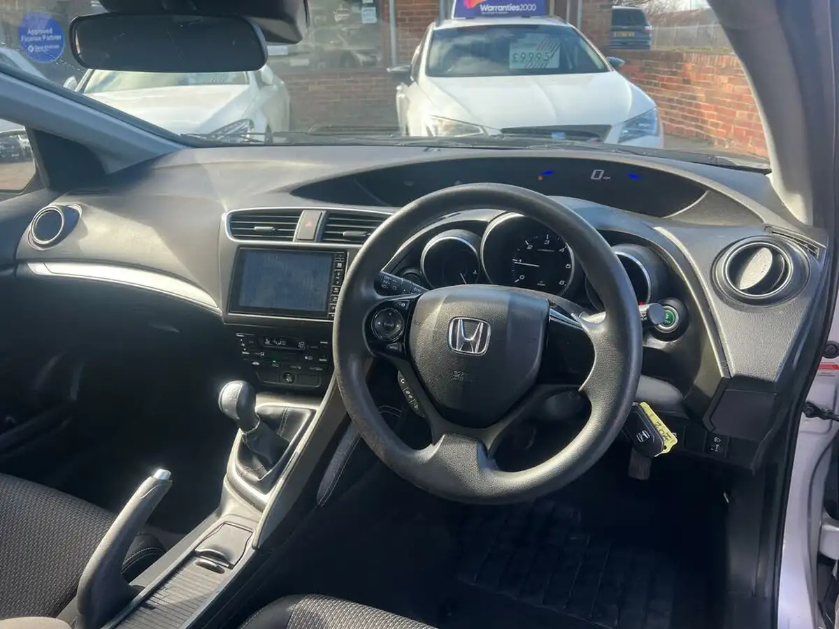 2015-honda-civic-16-i-dtec-s-honda-connect-with-navi-hatchback-big-10