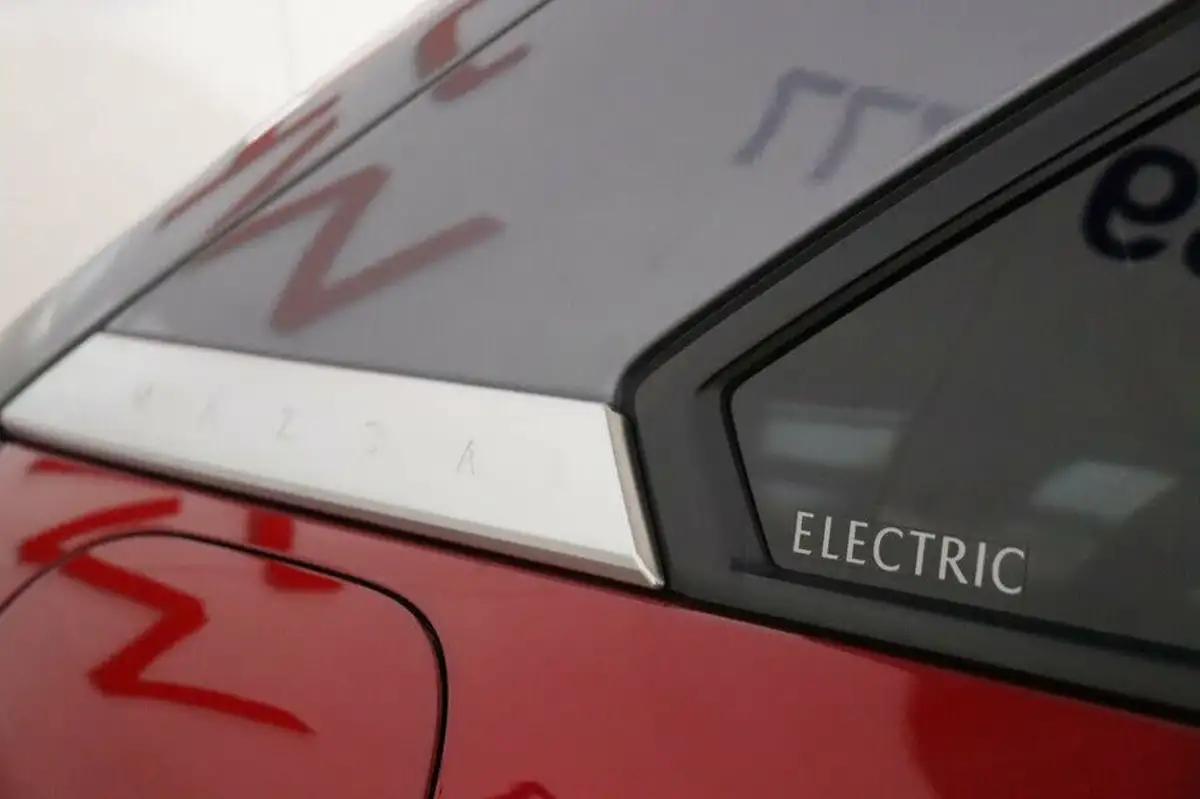 2021-mazda-mx-30-e-first-edition-big-17