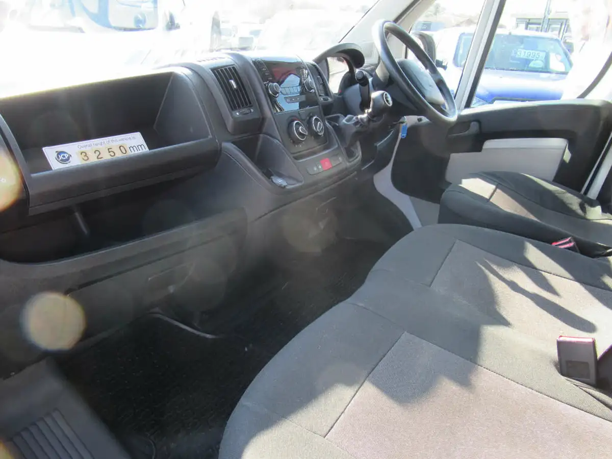 2019-peugeot-boxer-20-bluehdi-335-l4-luton-bfb-big-3