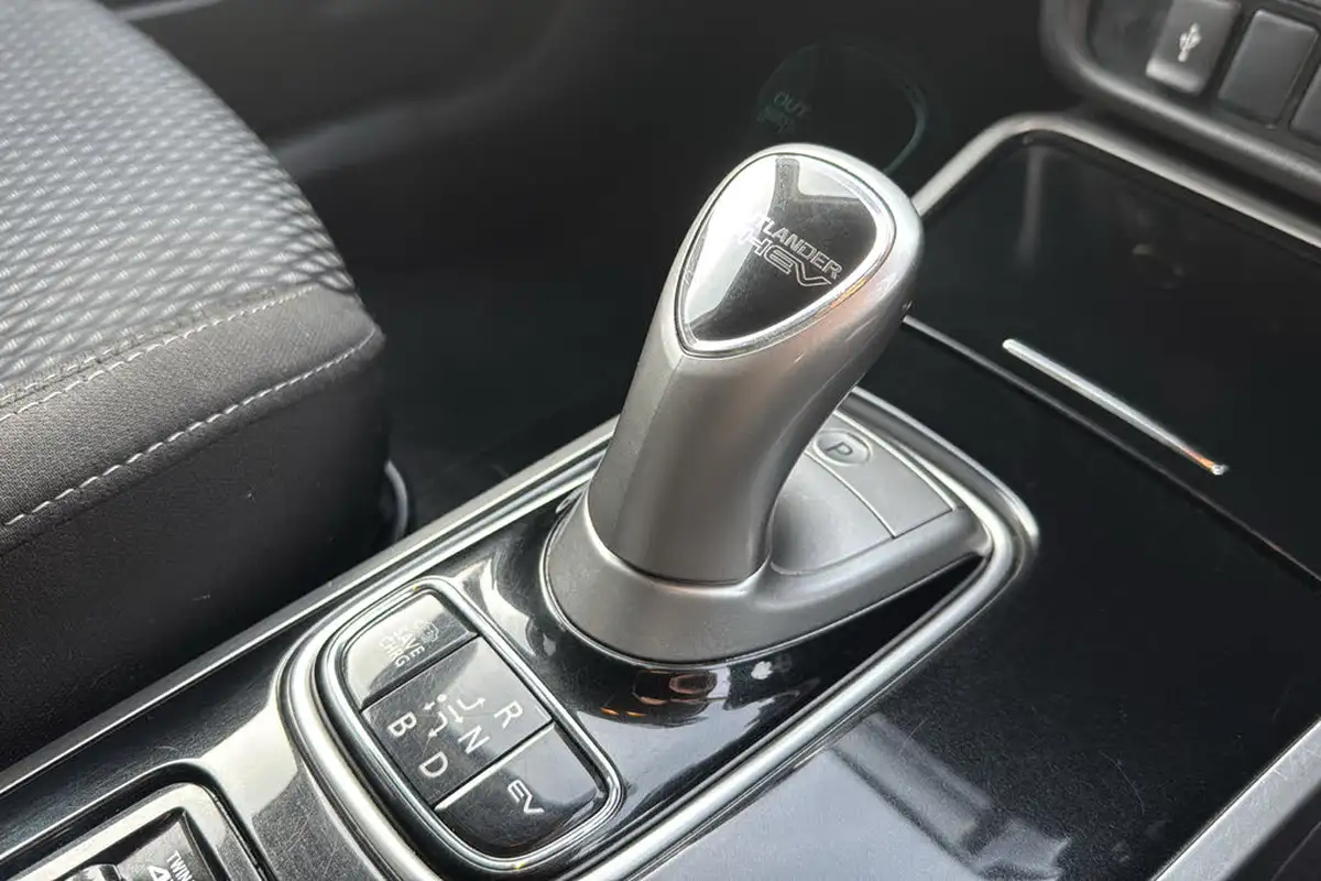 2020-mitsubishi-outlander-24-design-phev-big-12