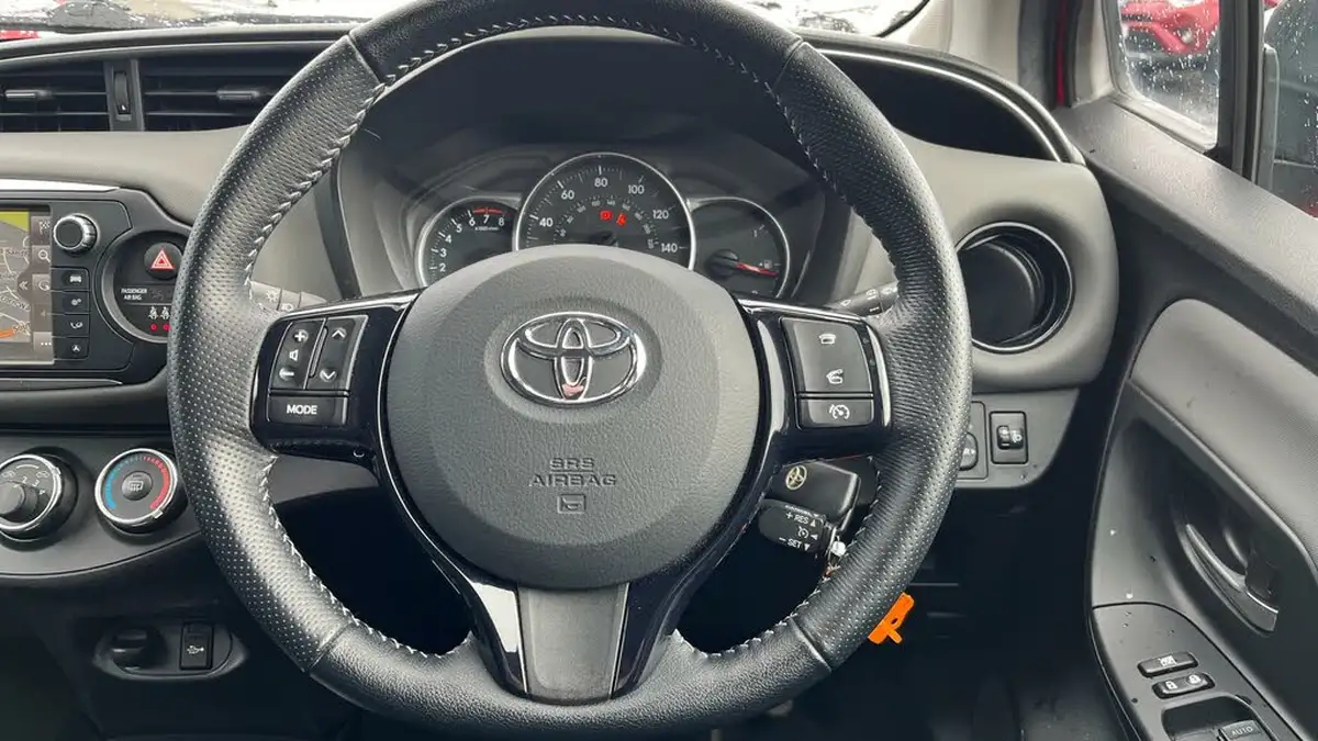 2017-toyota-yaris-133-design-bi-tone-big-7