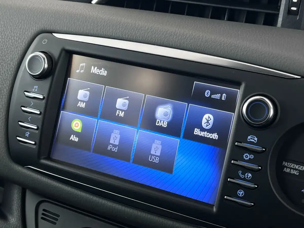 2019-toyota-yaris-15-vvt-i-icon-tech-98bhp-hybrid-1497cc-e-cvt-big-24