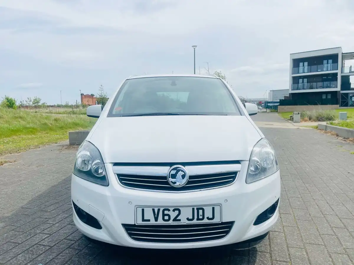 2012-vauxhall-zafira-18-design-140ps-big-2