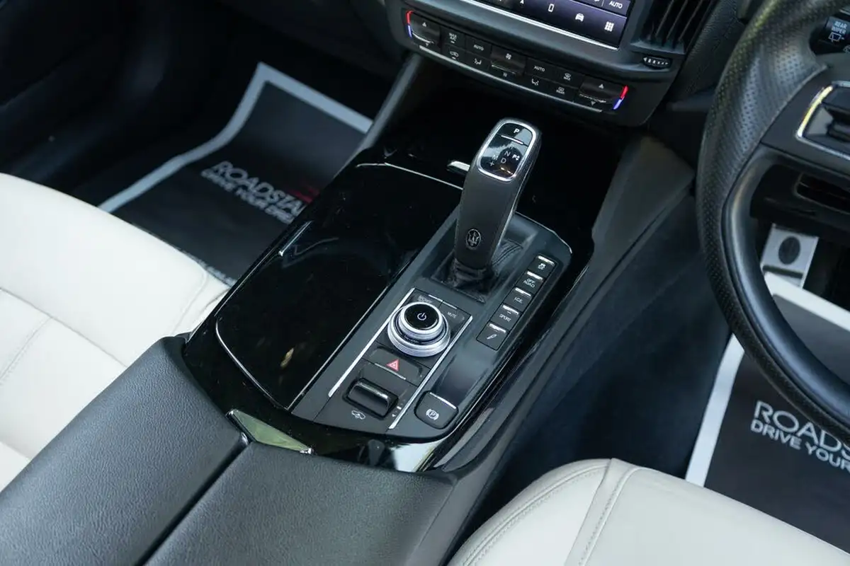 2021-maserati-levante-30-gransport-big-5