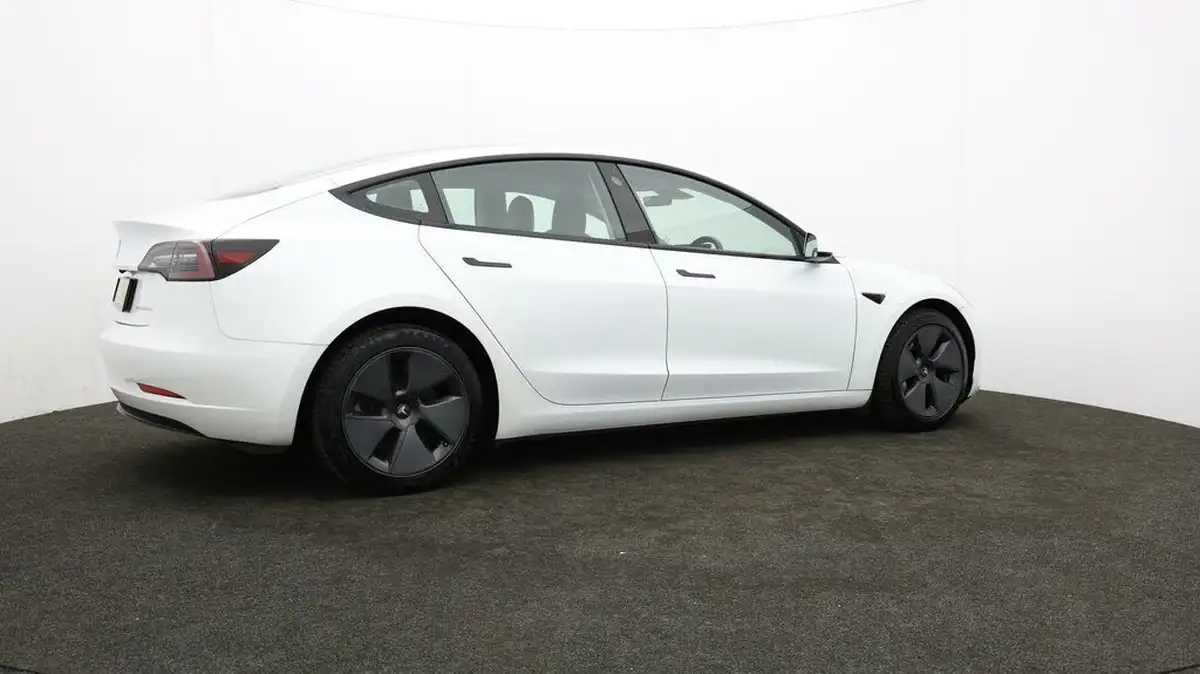 2022-tesla-model-3-e-long-range-big-28