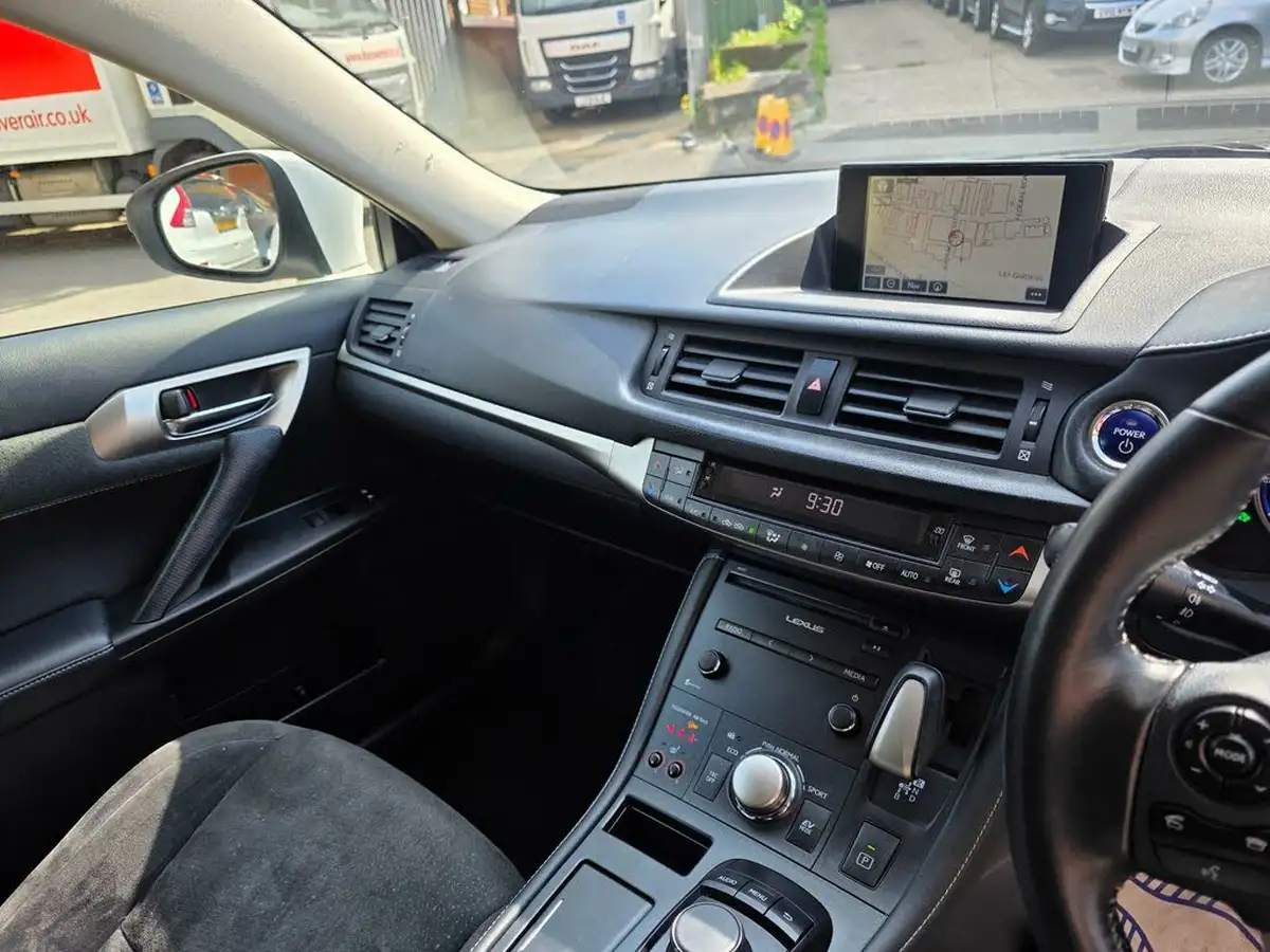 2015-lexus-ct-200h-18-advance-cvt-big-26