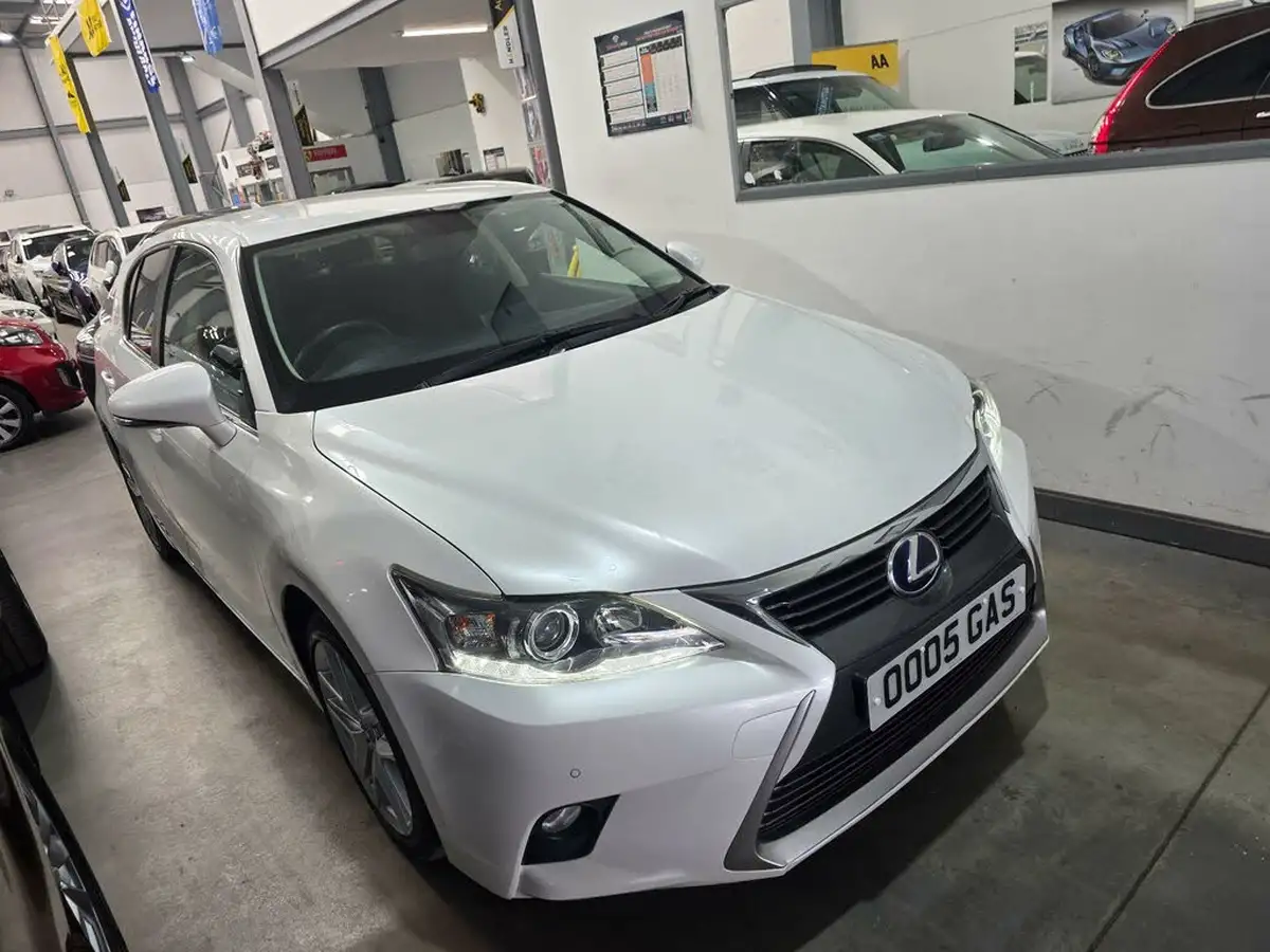 2015-lexus-ct-200h-18-advance-cvt-big-2