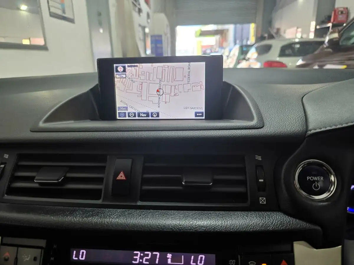 2015-lexus-ct-200h-18-advance-cvt-big-50