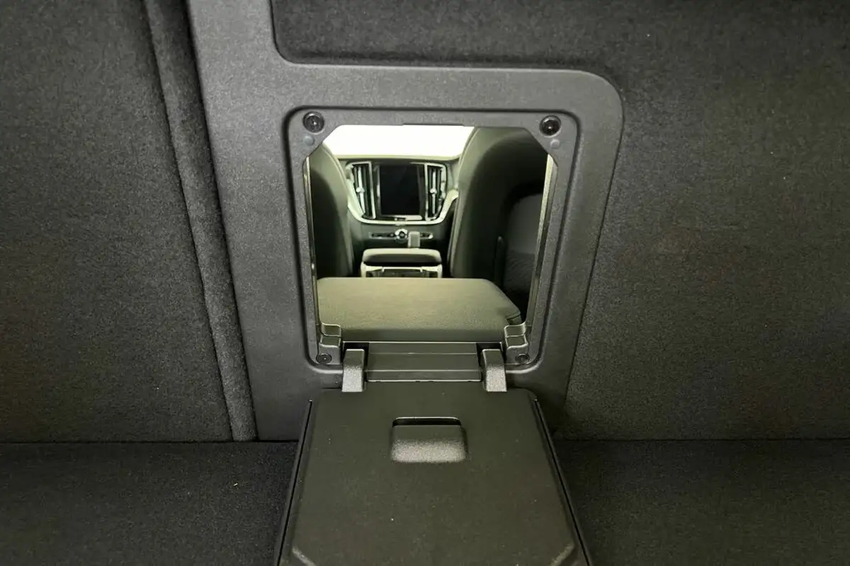 2024-volvo-v60-20-t8-ultra-big-35