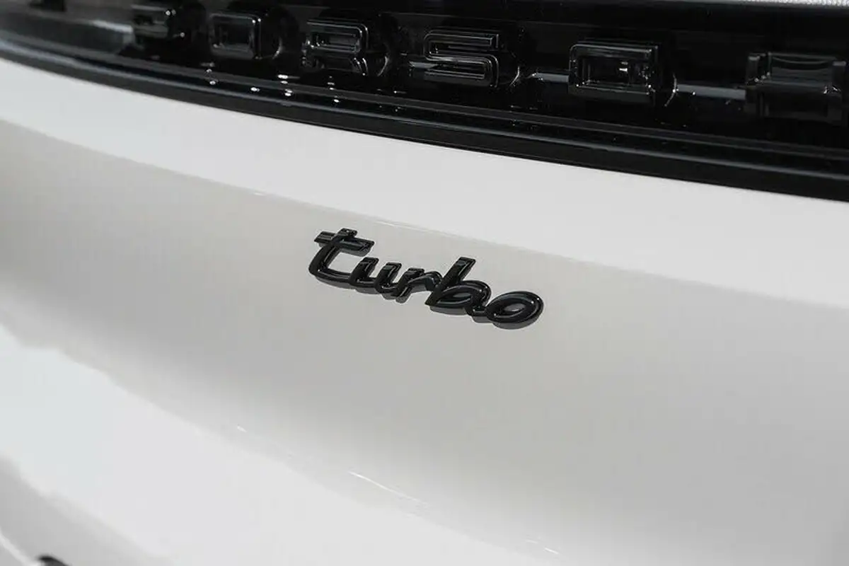 2025-porsche-cayenne-40-v8-turbo-e-hybrid-station-wagon-big-16