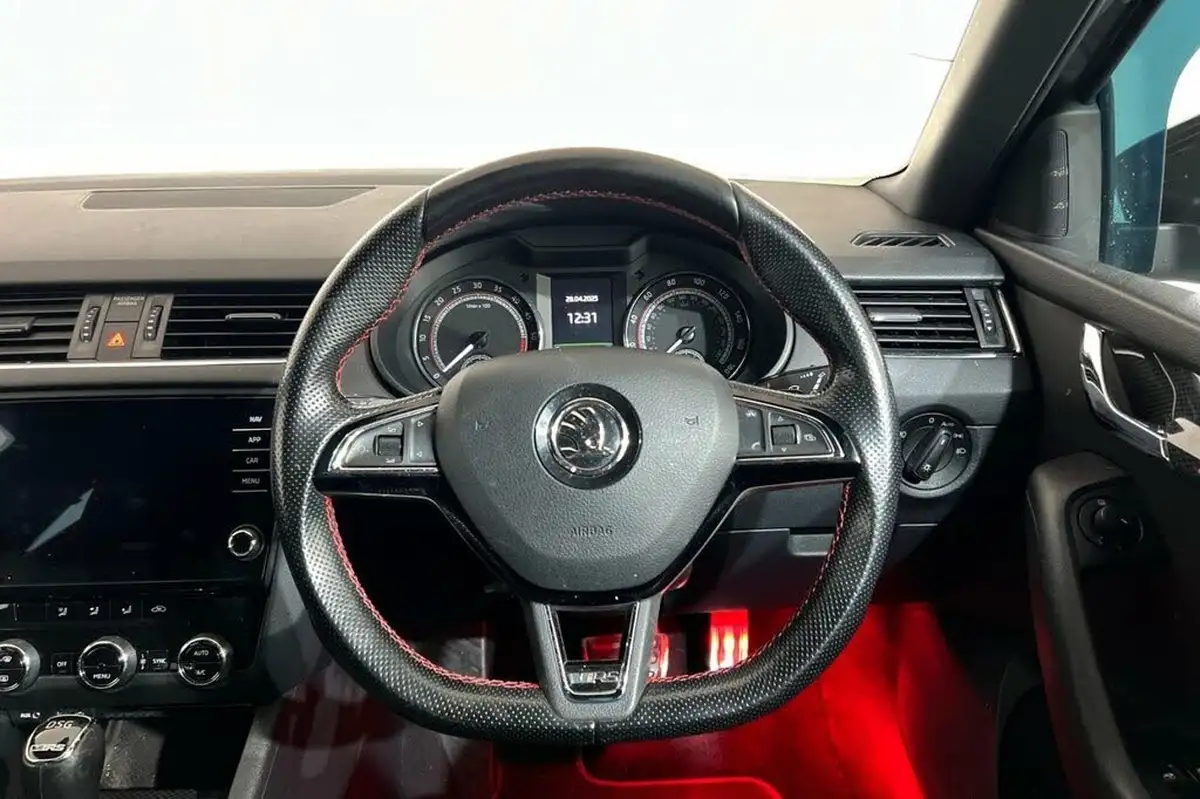 2017-skoda-octavia-20tdi-vrs-estate-dsg-big-11