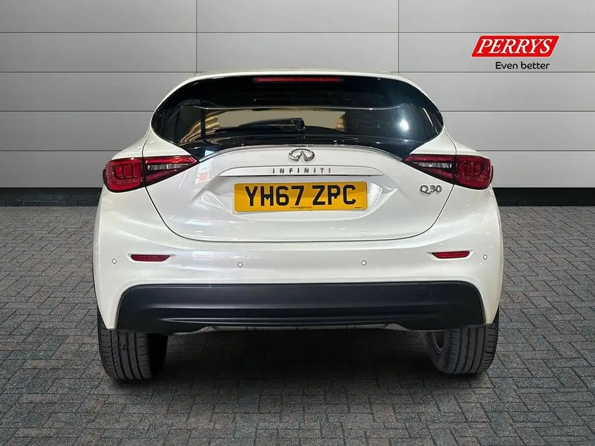 2017-infiniti-q30-15d-se-big-4