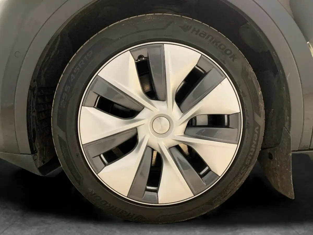 2022-tesla-model-y-e-long-range-big-25