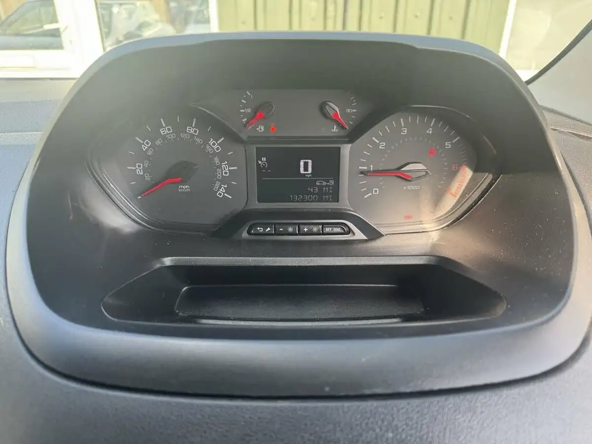 2019-peugeot-partner-16bluehdi-1000-professional-big-13