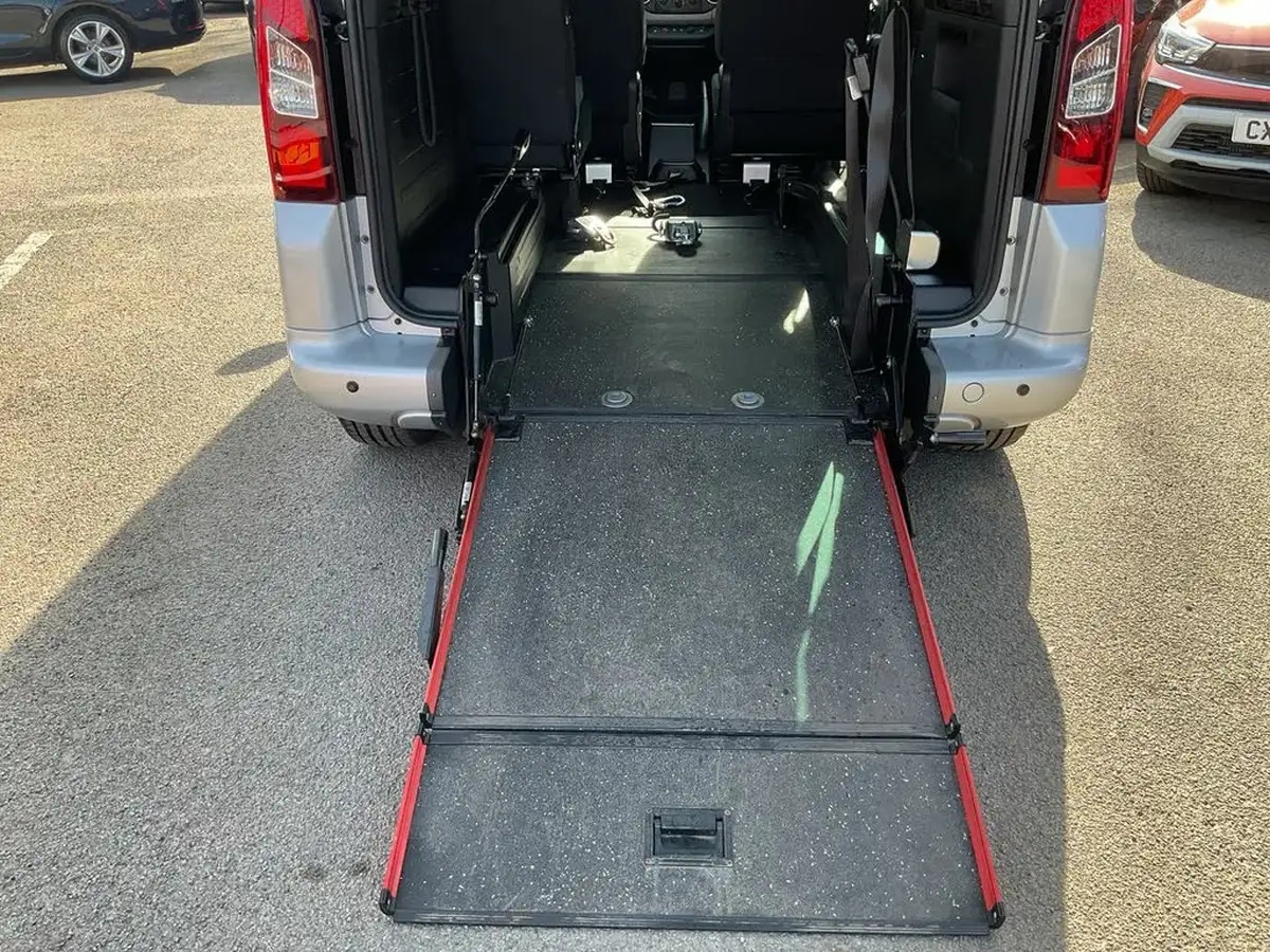 2018-peugeot-partner-big-23