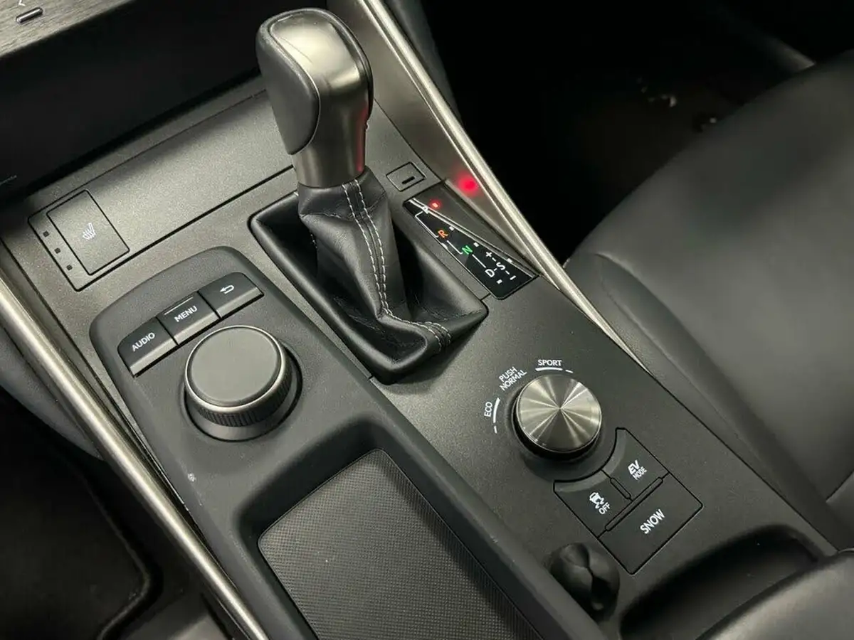 2019-lexus-is-300h-25-is-big-52